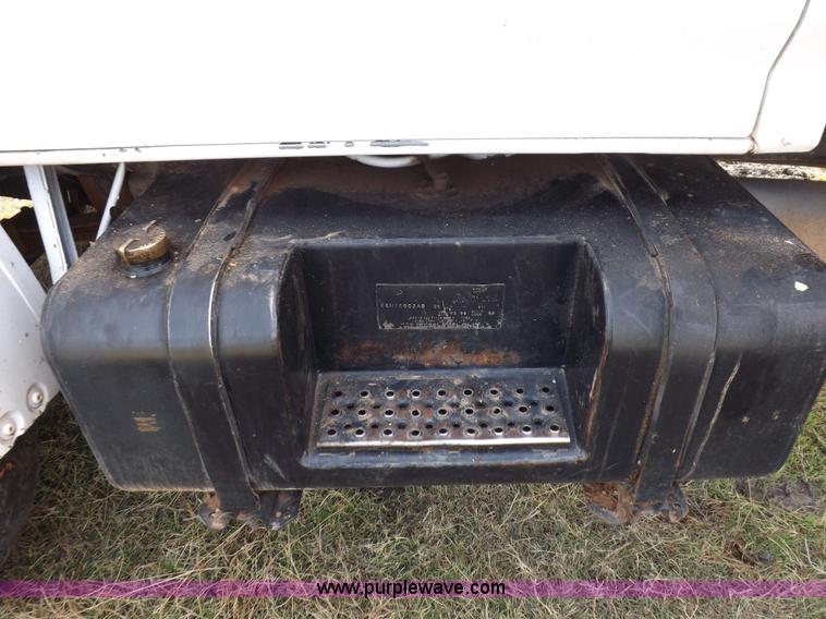 image for item H9004 1988 Ford F800 flatbed truck