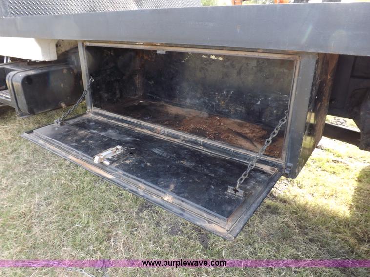 image for item H9004 1988 Ford F800 flatbed truck