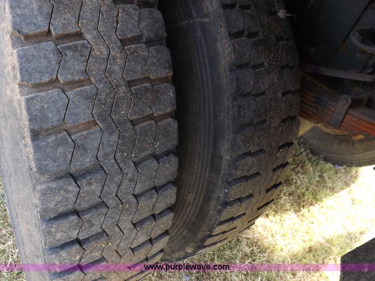 image for item H9004 1988 Ford F800 flatbed truck