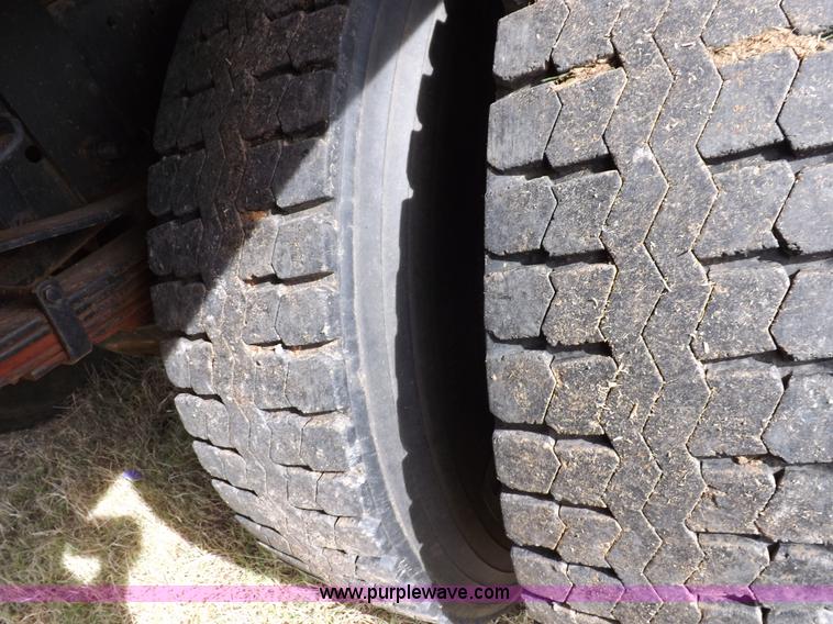 image for item H9004 1988 Ford F800 flatbed truck