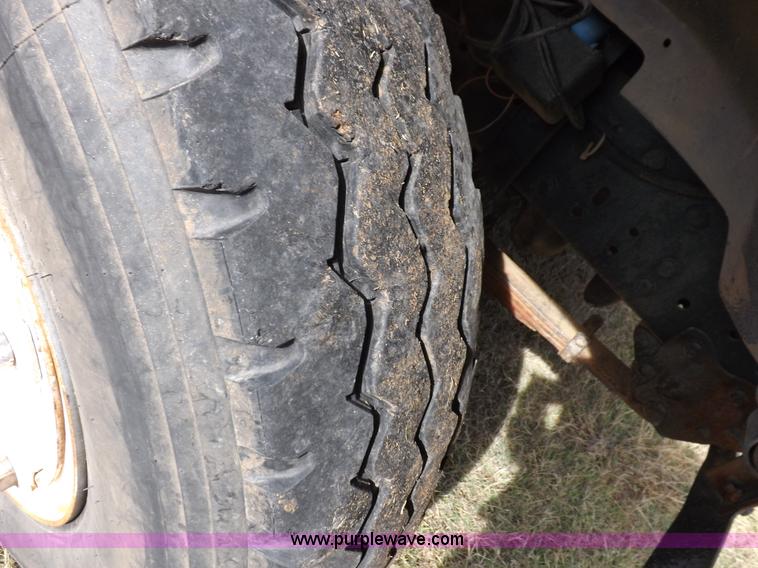 image for item H9004 1988 Ford F800 flatbed truck