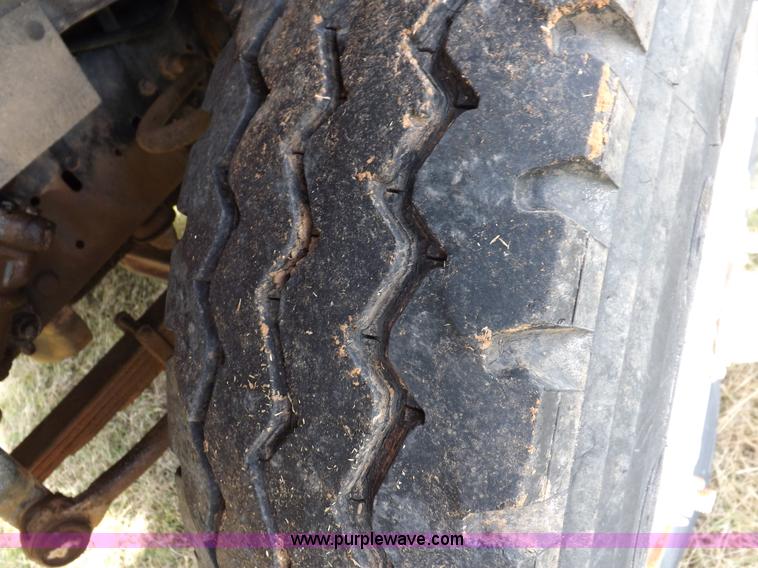 image for item H9004 1988 Ford F800 flatbed truck