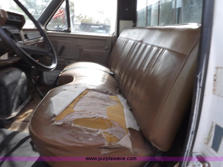 image for item H9004 1988 Ford F800 flatbed truck