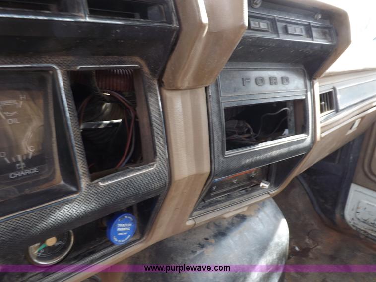 image for item H9004 1988 Ford F800 flatbed truck