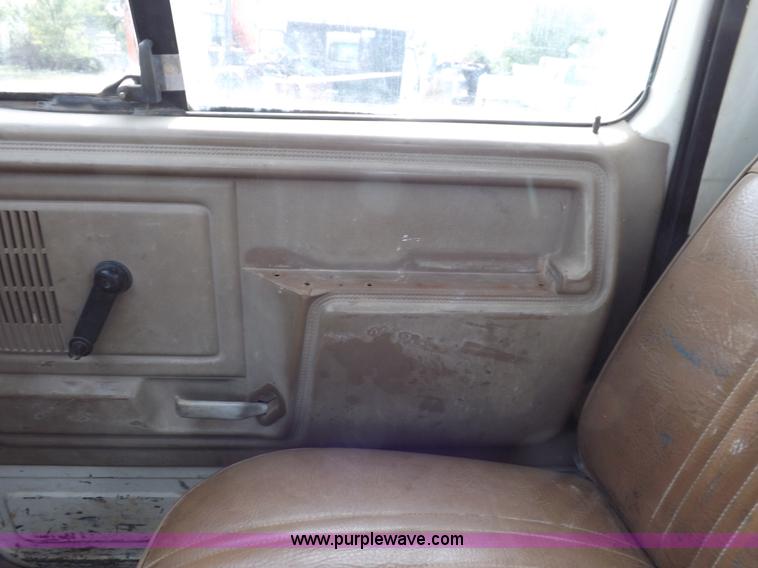 image for item H9004 1988 Ford F800 flatbed truck