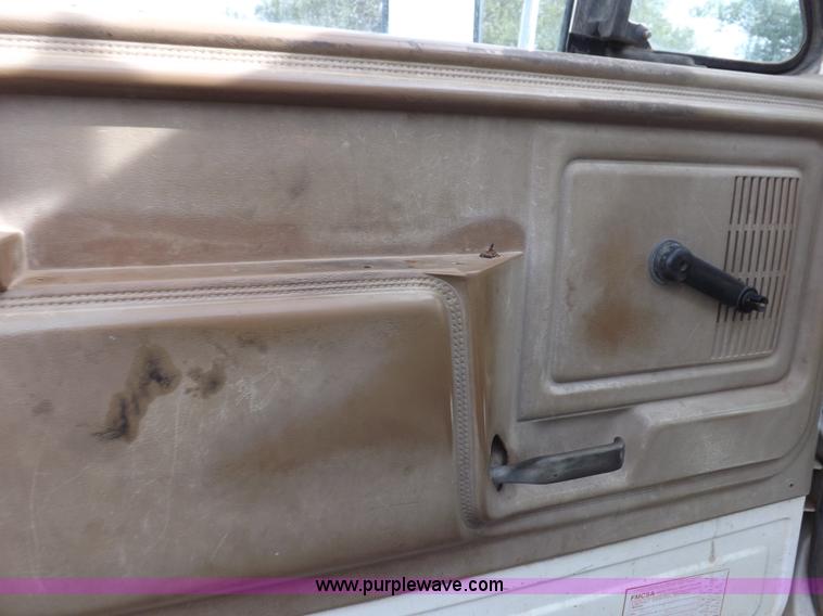 image for item H9004 1988 Ford F800 flatbed truck