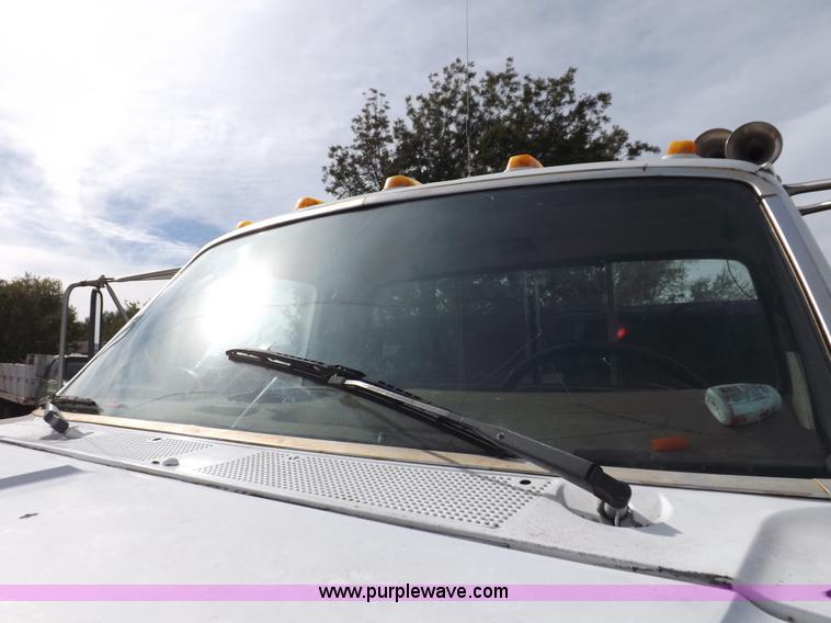 image for item H9004 1988 Ford F800 flatbed truck