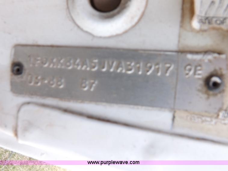 image for item H9004 1988 Ford F800 flatbed truck