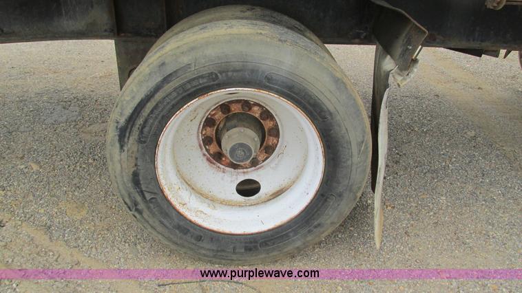 image for item I3186 1997 Transcraft TL2000 flatbed trailer