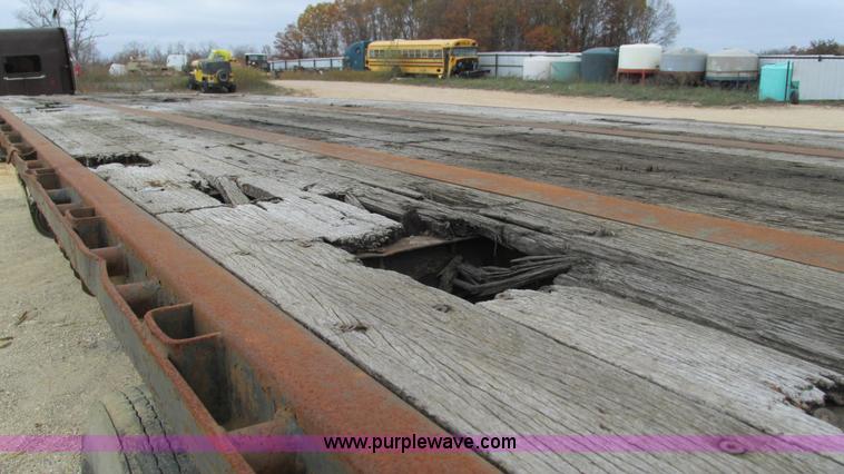 image for item I3186 1997 Transcraft TL2000 flatbed trailer