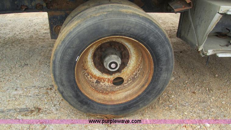 image for item I3187 1997 Transcraft TL2000 flatbed trailer