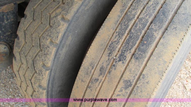 image for item I3187 1997 Transcraft TL2000 flatbed trailer