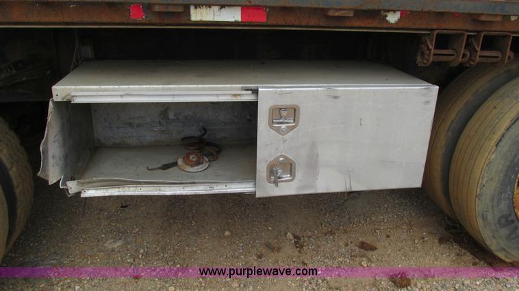 image for item I3187 1997 Transcraft TL2000 flatbed trailer