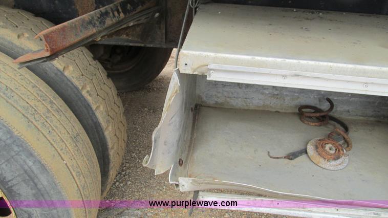 image for item I3187 1997 Transcraft TL2000 flatbed trailer