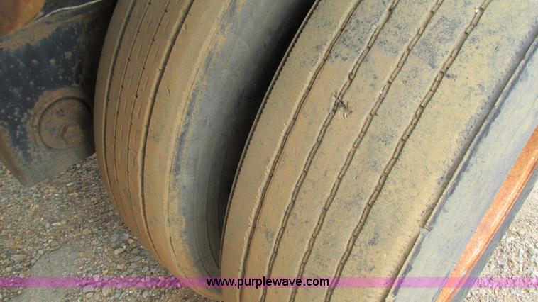 image for item I3187 1997 Transcraft TL2000 flatbed trailer