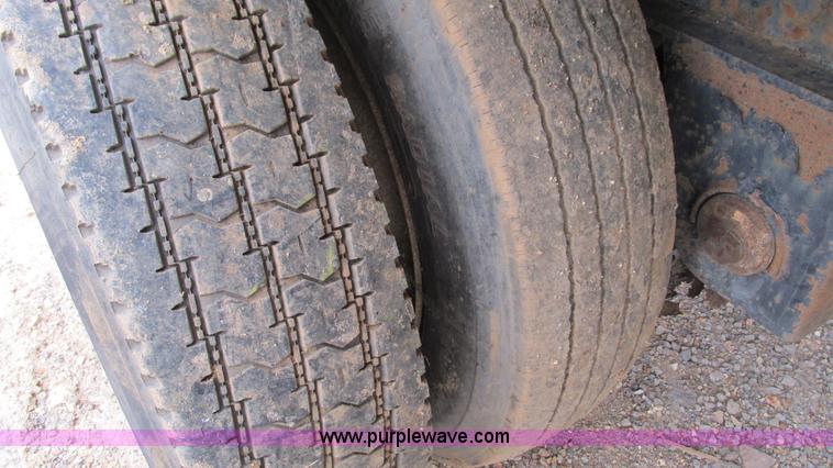 image for item I3187 1997 Transcraft TL2000 flatbed trailer