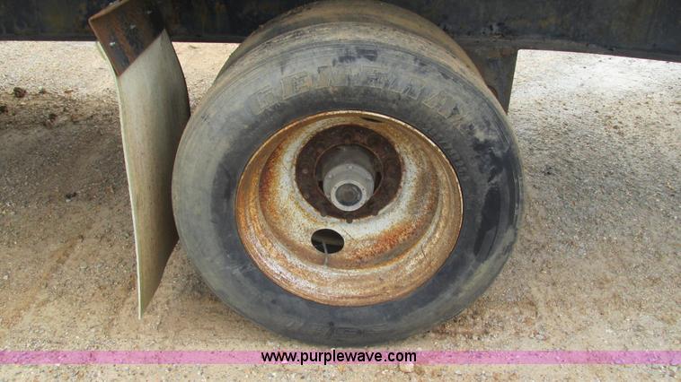 image for item I3187 1997 Transcraft TL2000 flatbed trailer