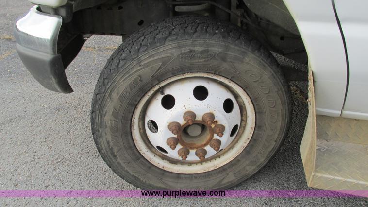 image for item I3194 2005 Ford F350 Goeshen coach bus