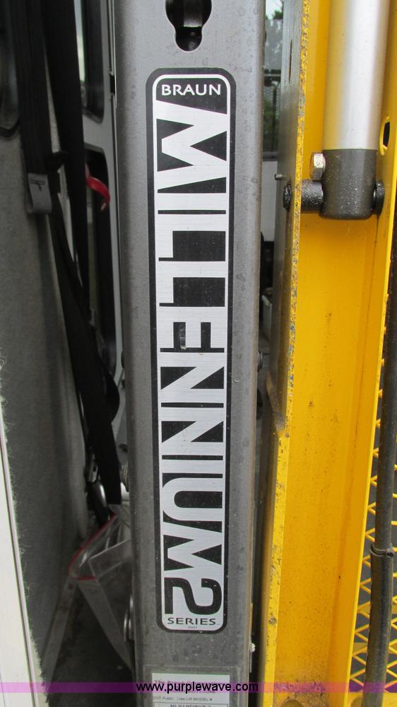 image for item I3195 2008 Ford E450 Starcraft coach bus