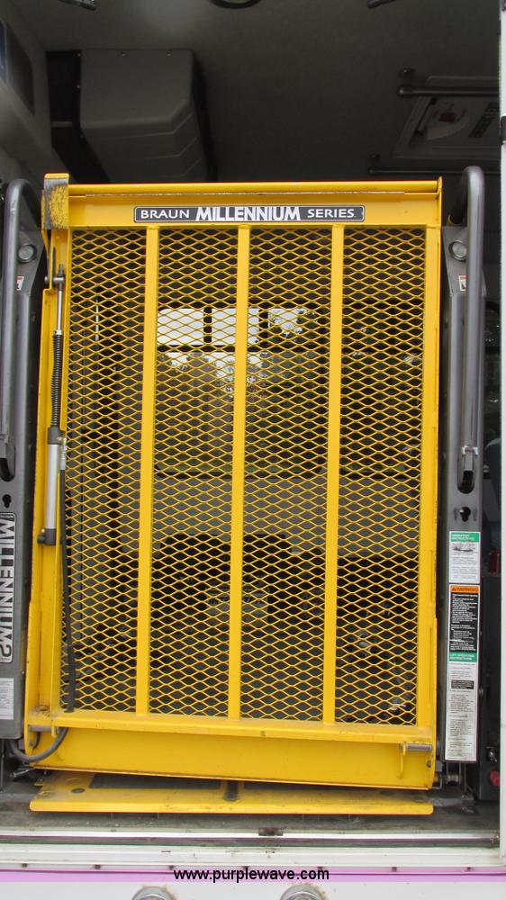 image for item I3195 2008 Ford E450 Starcraft coach bus