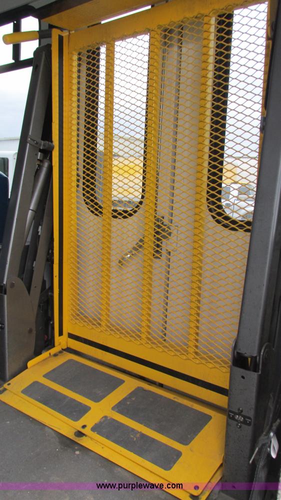 image for item I3195 2008 Ford E450 Starcraft coach bus