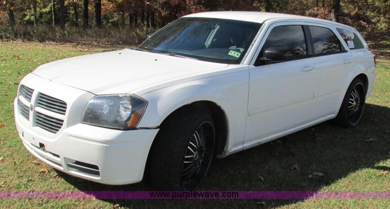 image for item I3196 2006 Dodge Magnum SE