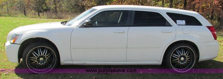 image for item I3196 2006 Dodge Magnum SE