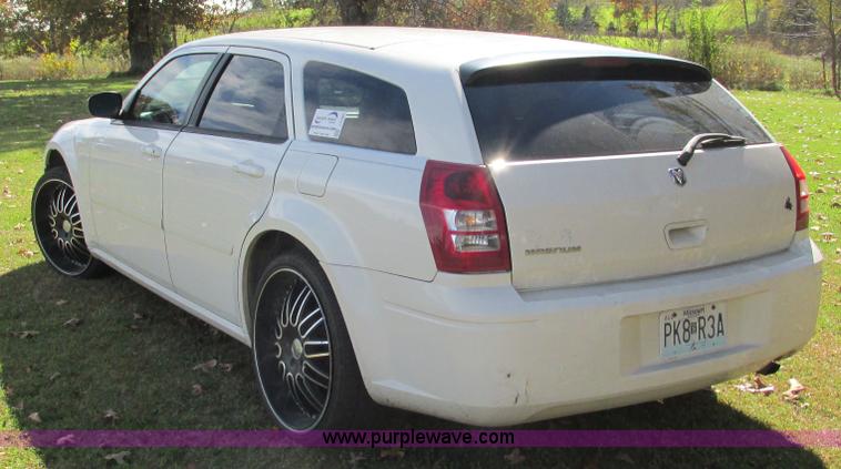 image for item I3196 2006 Dodge Magnum SE