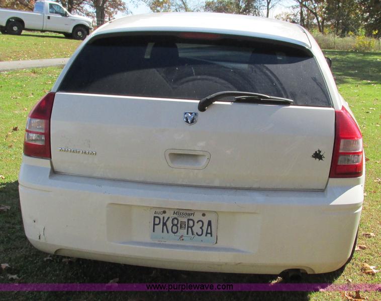 image for item I3196 2006 Dodge Magnum SE