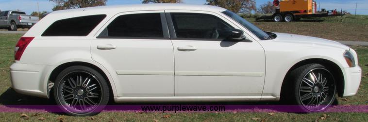 image for item I3196 2006 Dodge Magnum SE