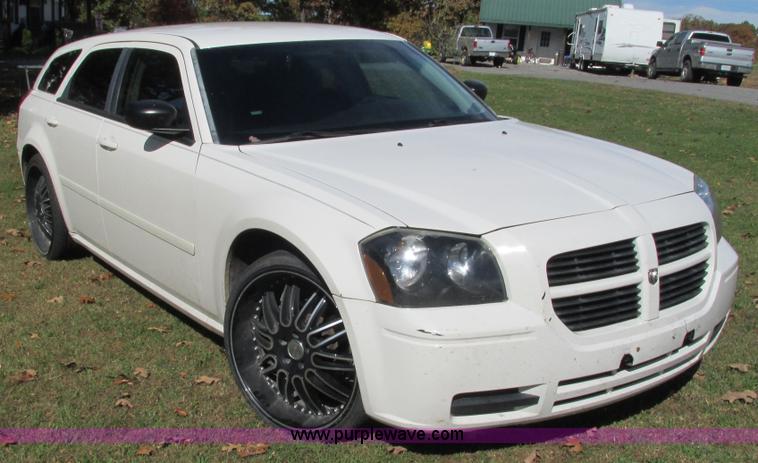 image for item I3196 2006 Dodge Magnum SE