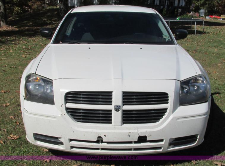 image for item I3196 2006 Dodge Magnum SE