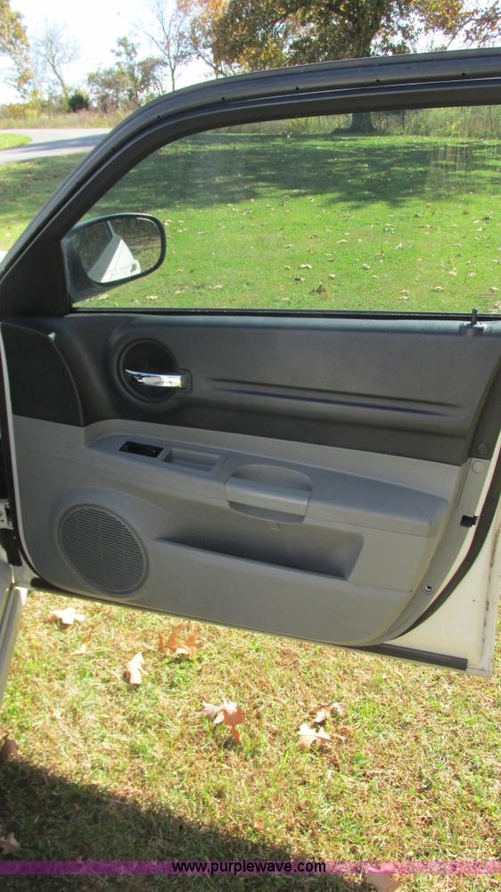 image for item I3196 2006 Dodge Magnum SE