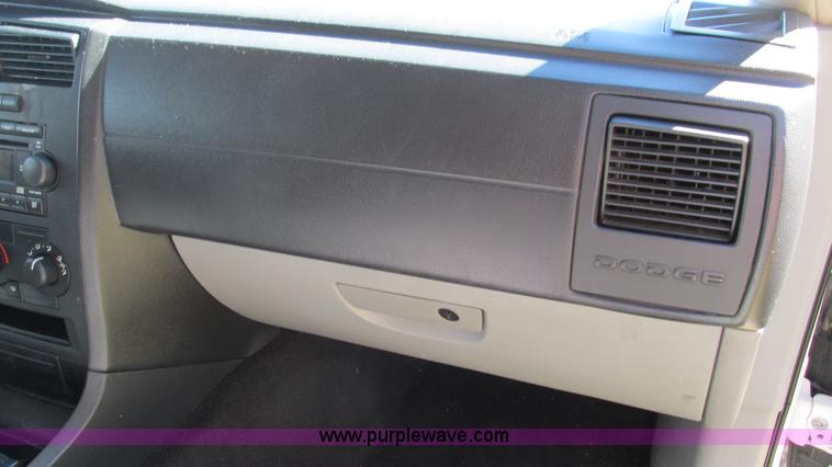 image for item I3196 2006 Dodge Magnum SE