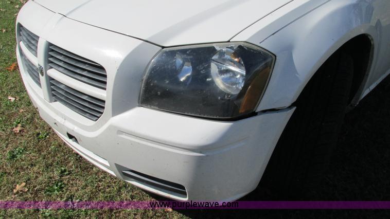 image for item I3196 2006 Dodge Magnum SE