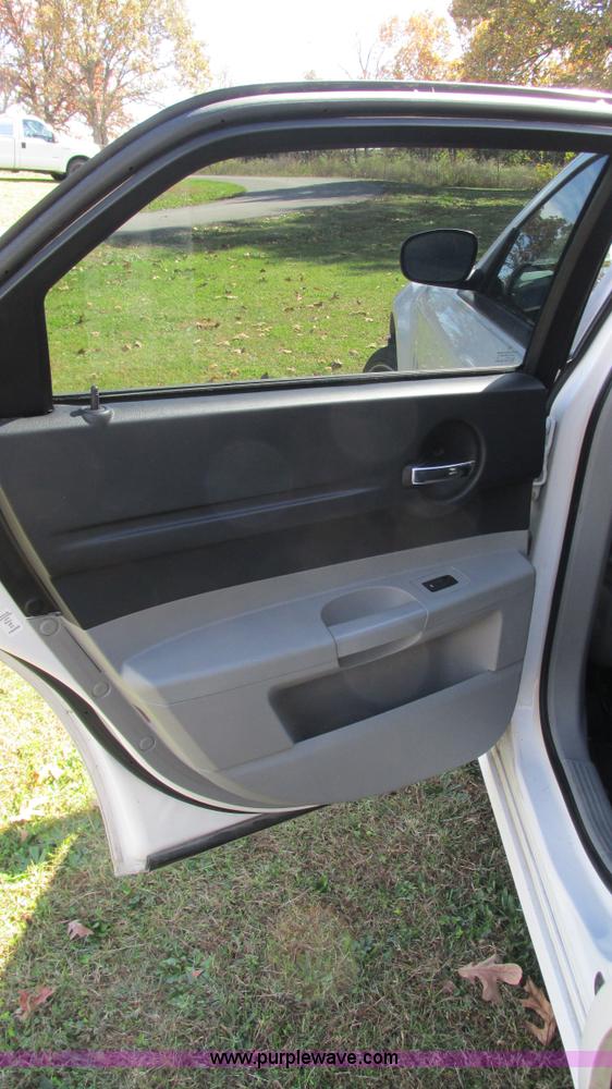 image for item I3196 2006 Dodge Magnum SE