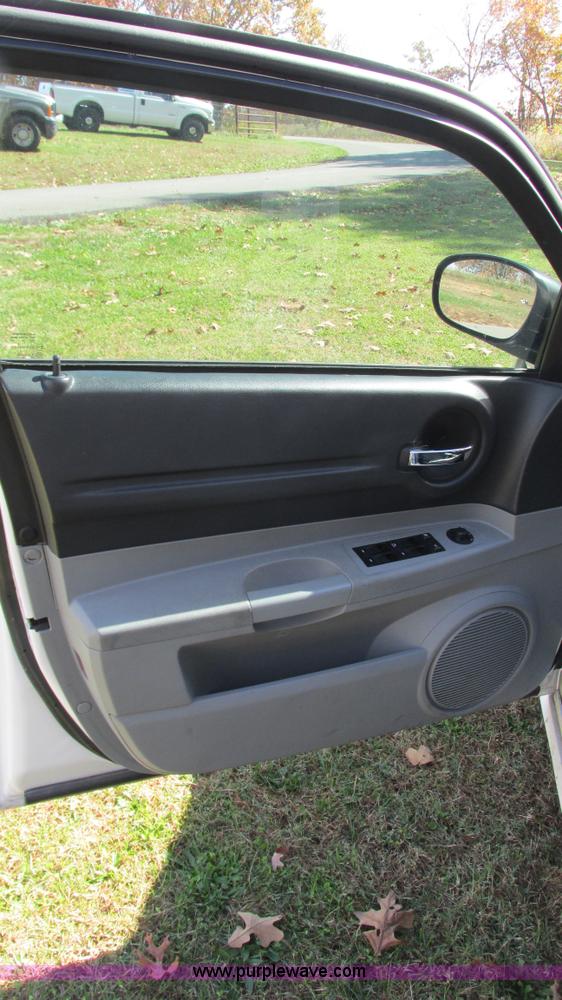 image for item I3196 2006 Dodge Magnum SE