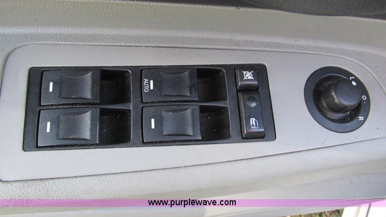 image for item I3196 2006 Dodge Magnum SE