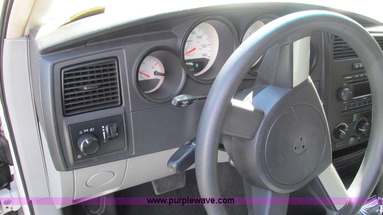 image for item I3196 2006 Dodge Magnum SE