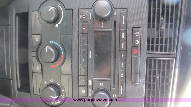 image for item I3196 2006 Dodge Magnum SE