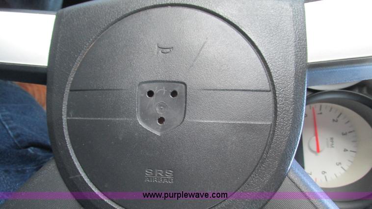 image for item I3196 2006 Dodge Magnum SE