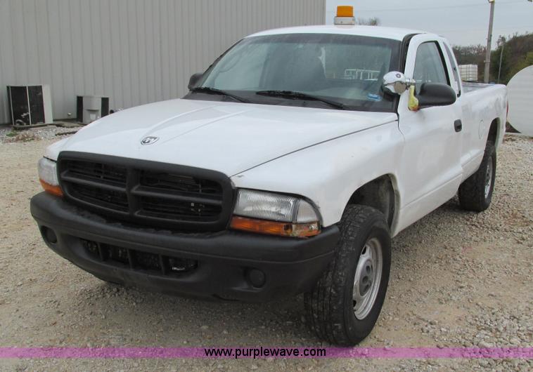 image for item I3200 2003 Dodge Dakota Club Cab pickup truck
