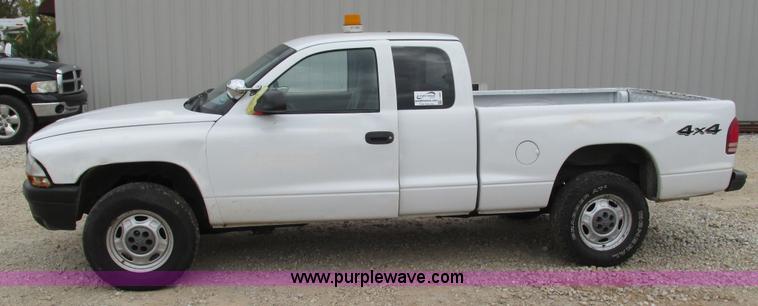 image for item I3200 2003 Dodge Dakota Club Cab pickup truck