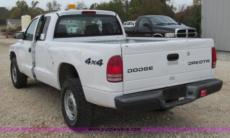 image for item I3200 2003 Dodge Dakota Club Cab pickup truck