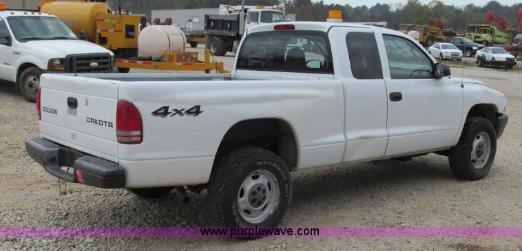 image for item I3200 2003 Dodge Dakota Club Cab pickup truck