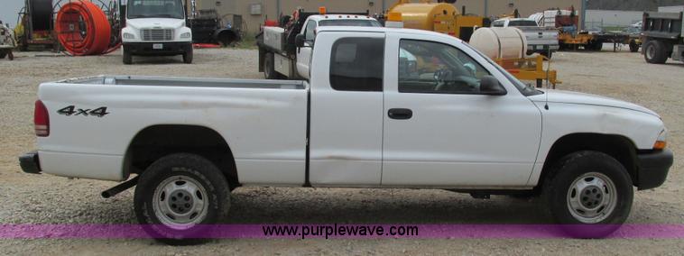 image for item I3200 2003 Dodge Dakota Club Cab pickup truck