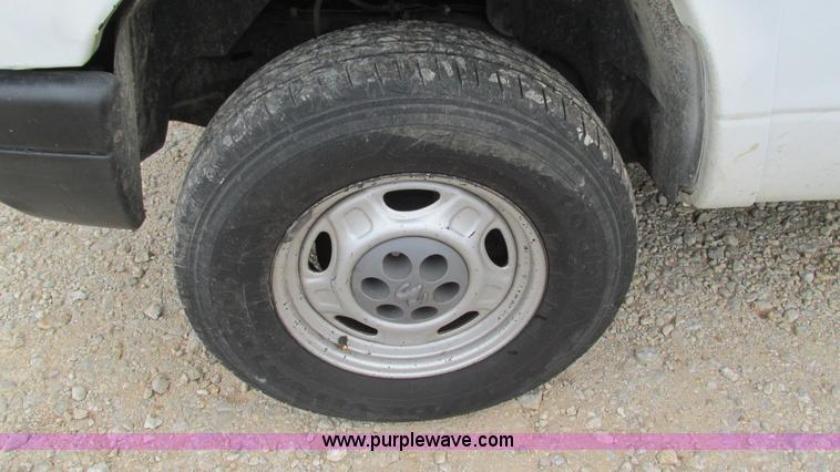 image for item I3200 2003 Dodge Dakota Club Cab pickup truck