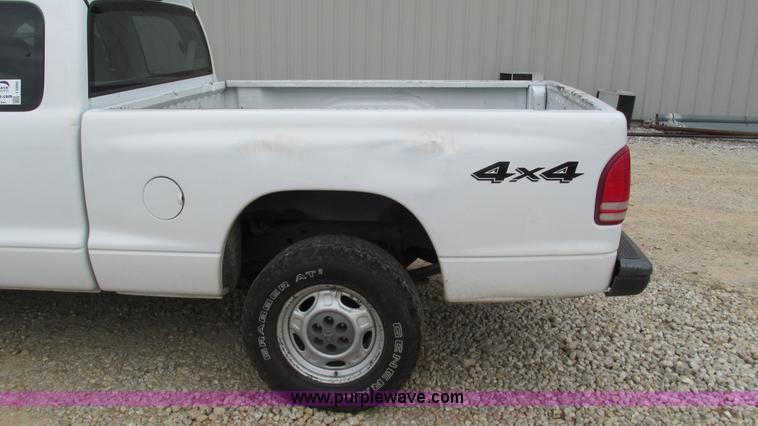 image for item I3200 2003 Dodge Dakota Club Cab pickup truck