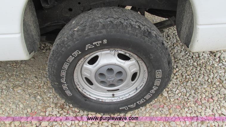 image for item I3200 2003 Dodge Dakota Club Cab pickup truck