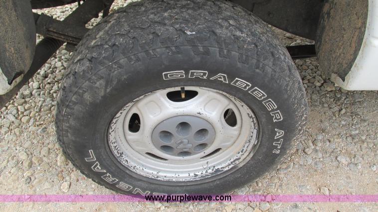 image for item I3200 2003 Dodge Dakota Club Cab pickup truck